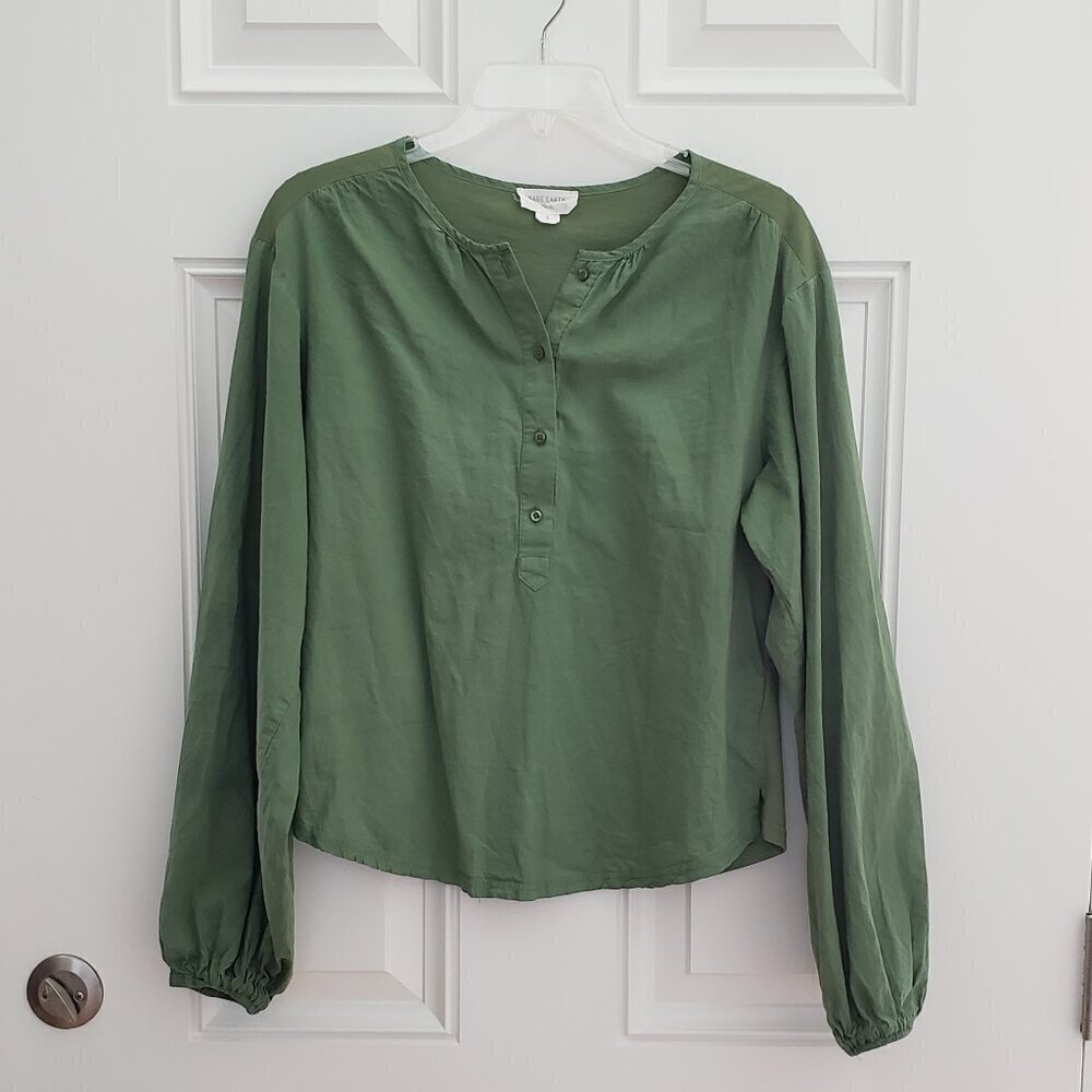 Rare Earth Green Travel Top. Size Small.  100% Cotton